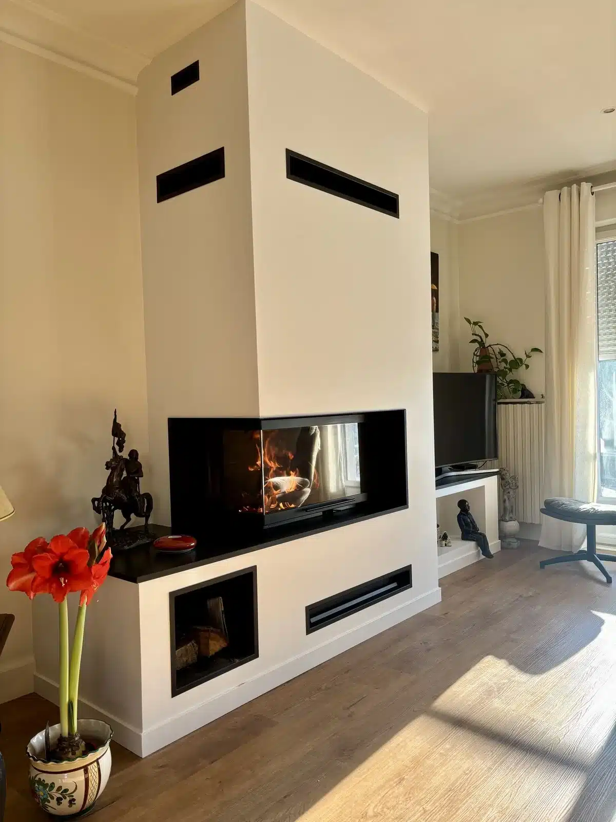 Totem latéral 900 et meuble TV intégré — réalisation Cheminées Jouvin, cheministe à Vitré (35) Totem latéral 900 et meuble TV intégré — réalisation Cheminées Jouvin, cheministe à Vitré (35)
