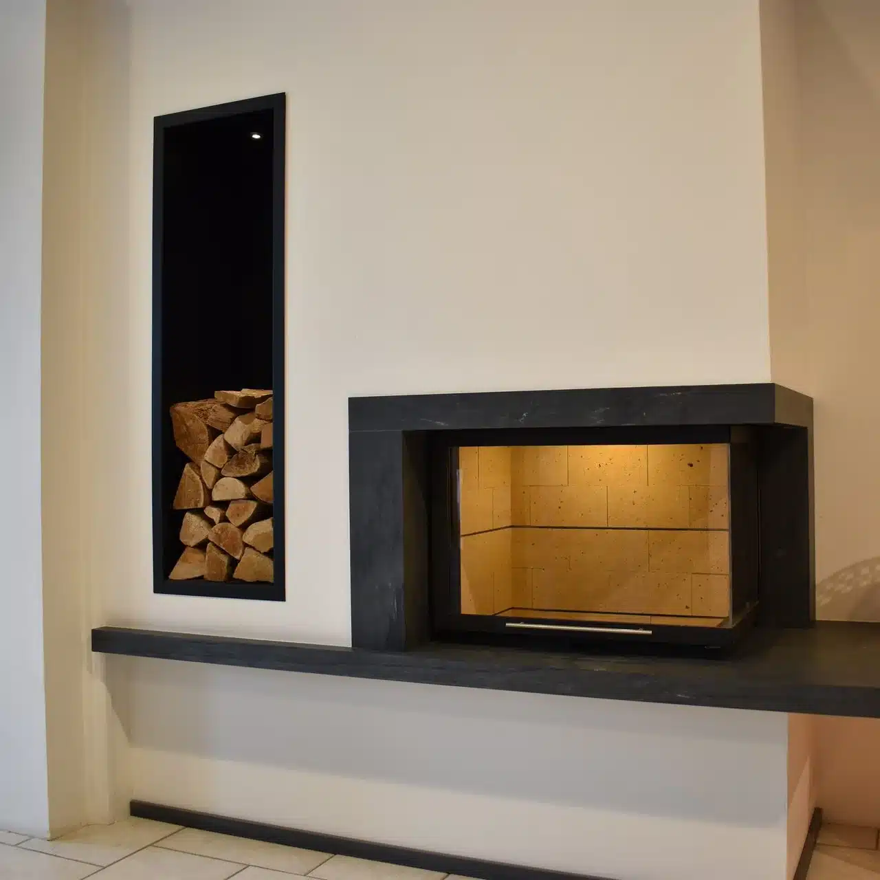 Totem Technika L800, cadre ardoise et niche à bûches — réalisation Cheminées Jouvin, marbrier à Vitré (35) Totem Technika L800, cadre ardoise et niche à bûches — réalisation Cheminées Jouvin, marbrier à Vitré (35)